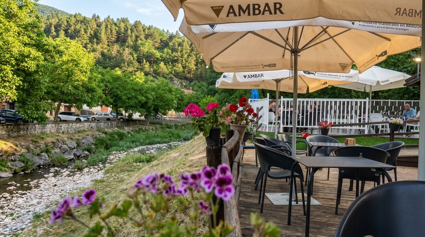 Terraza del restaurante junto al río Gardalar con vistas al bosque pirenaico