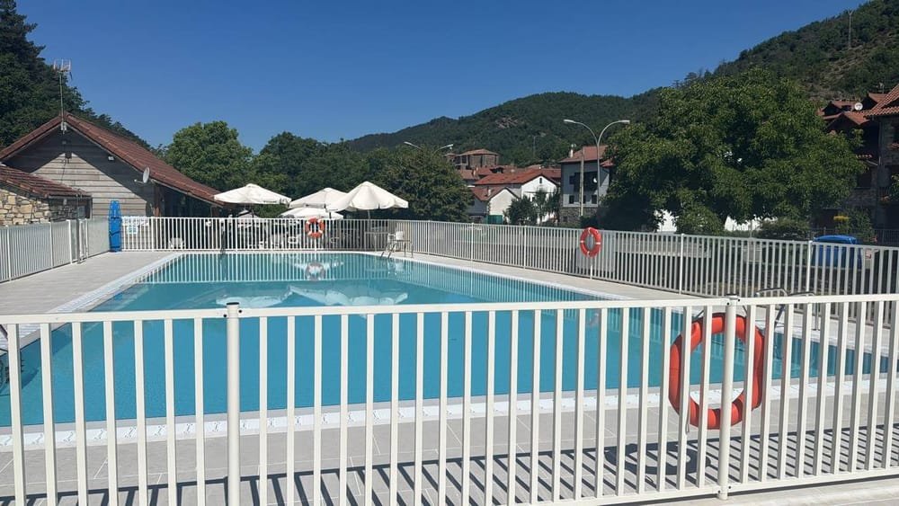 Vacaciones en familia en el Pirineo Navarro: piscina, naturaleza y seguridad para niños en Garde