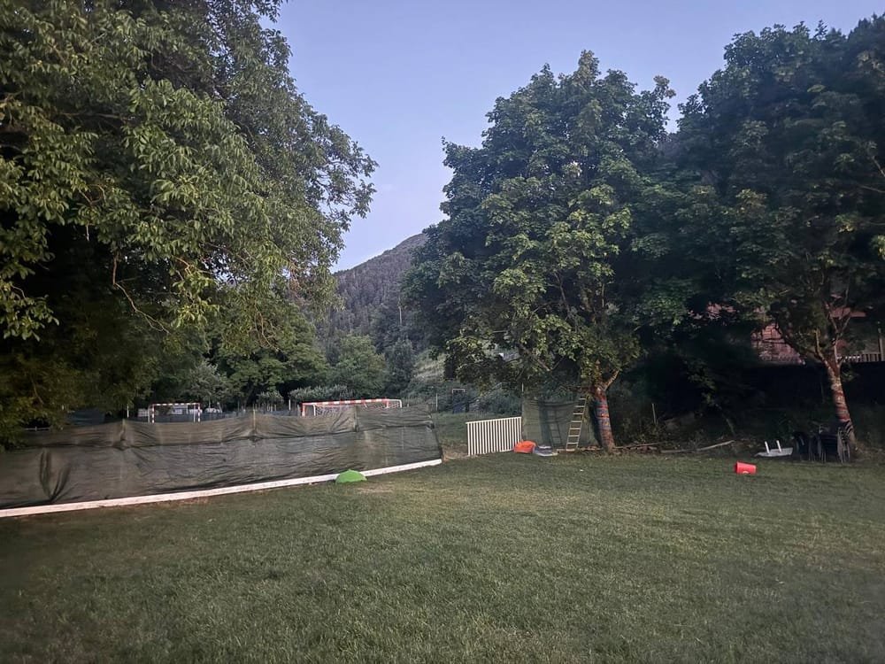 Zona verde y frontón municipal junto al camping